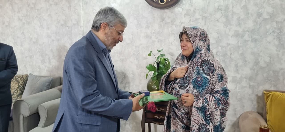 تجلیل مسئولان دانشگاه علوم پزشکی همدان از خانواده پرستار شهید الله‌حسین معصومی