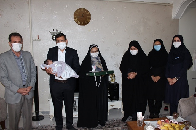 دیدار مدیر و مسئولین مرکز آموزشی درمانی فاطمیه با خانواده شهید مدافع سلامت