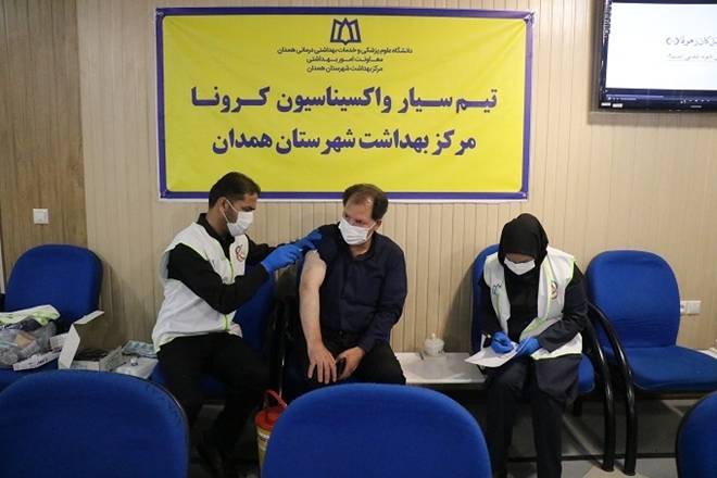 تزریق دوز یادآور واکسن کرونا به اعضای ستاد مدیریت کرونا در شهرستان همدان