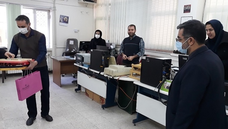 حضور رئیس مرکز بهداشت شهرستان همدان در کلیه واحدهای ستادی به منظور تبریک میلاد حضرت زهرا(س) و روز زن