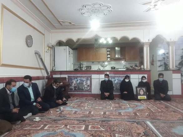 دیدار مسئولین نهاوند با خانواده شهیده مدافع سلامت مرحومه آمنه سلگی
