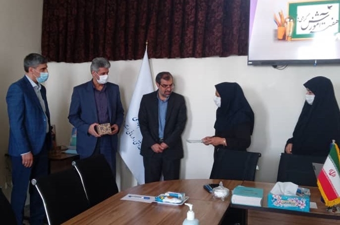 تجلیل از مدیر و کارشناسان اداره آموزش دانشکده پیراپزشکی