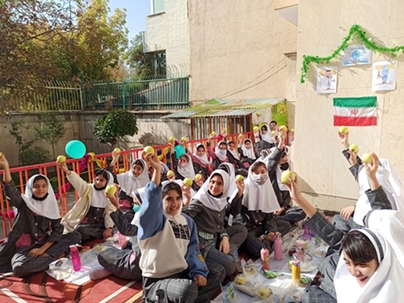 به مناسبت روز جهانی غذا؛ صبحانه سالم در مدرسه دخترانه غیر دولتی ثمین توزیع شد
