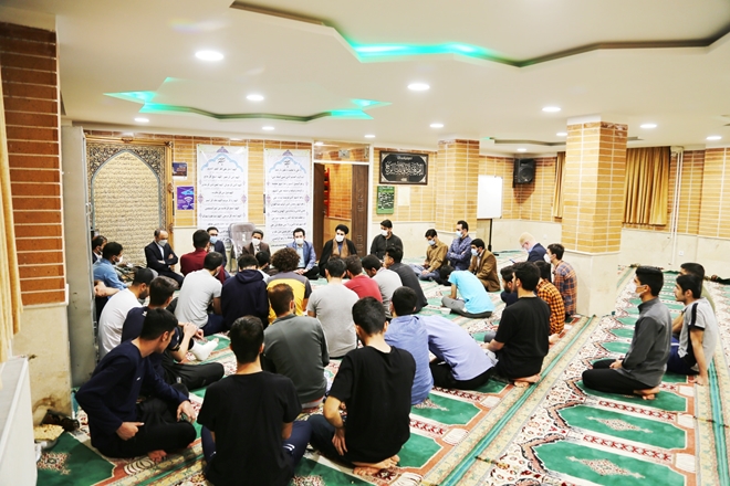 رییس دانشگاه مهمان سفره افطار دانشجویان