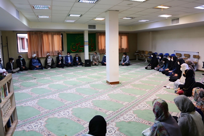 رییس دانشگاه میهمان سفره افطاری دانشجویان خوابگاه دخترانه ریحانه