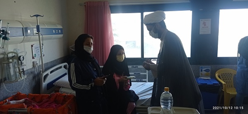 قرائت اذان و اقامه در گوش نوزادان تازه متولد شده توسط امام جماعت بیمارستان مهر ملایر
