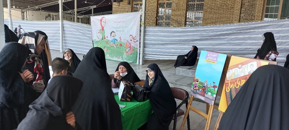 استقرار میز خدمت توسط مشاور امور بانوان و خانواده دانشگاه در نمازجمعه