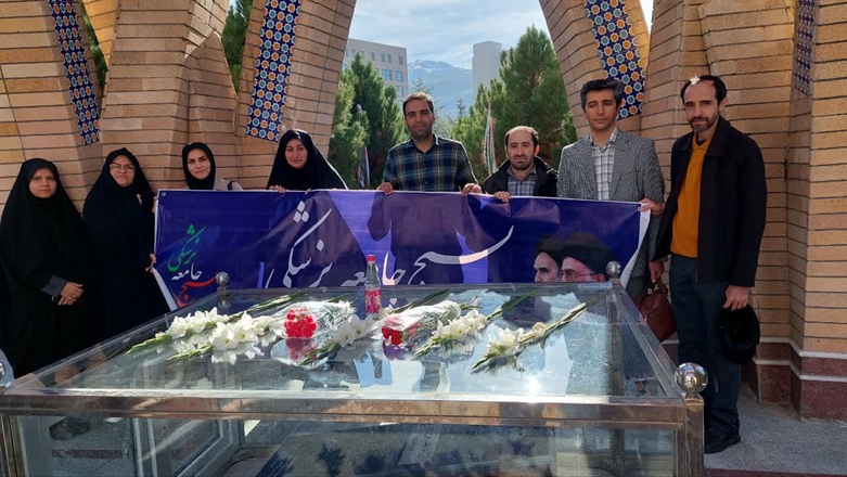 غبار روبی و عطرافشانی مزار شهدای دانشگاه به مناسبت هفته بسیج